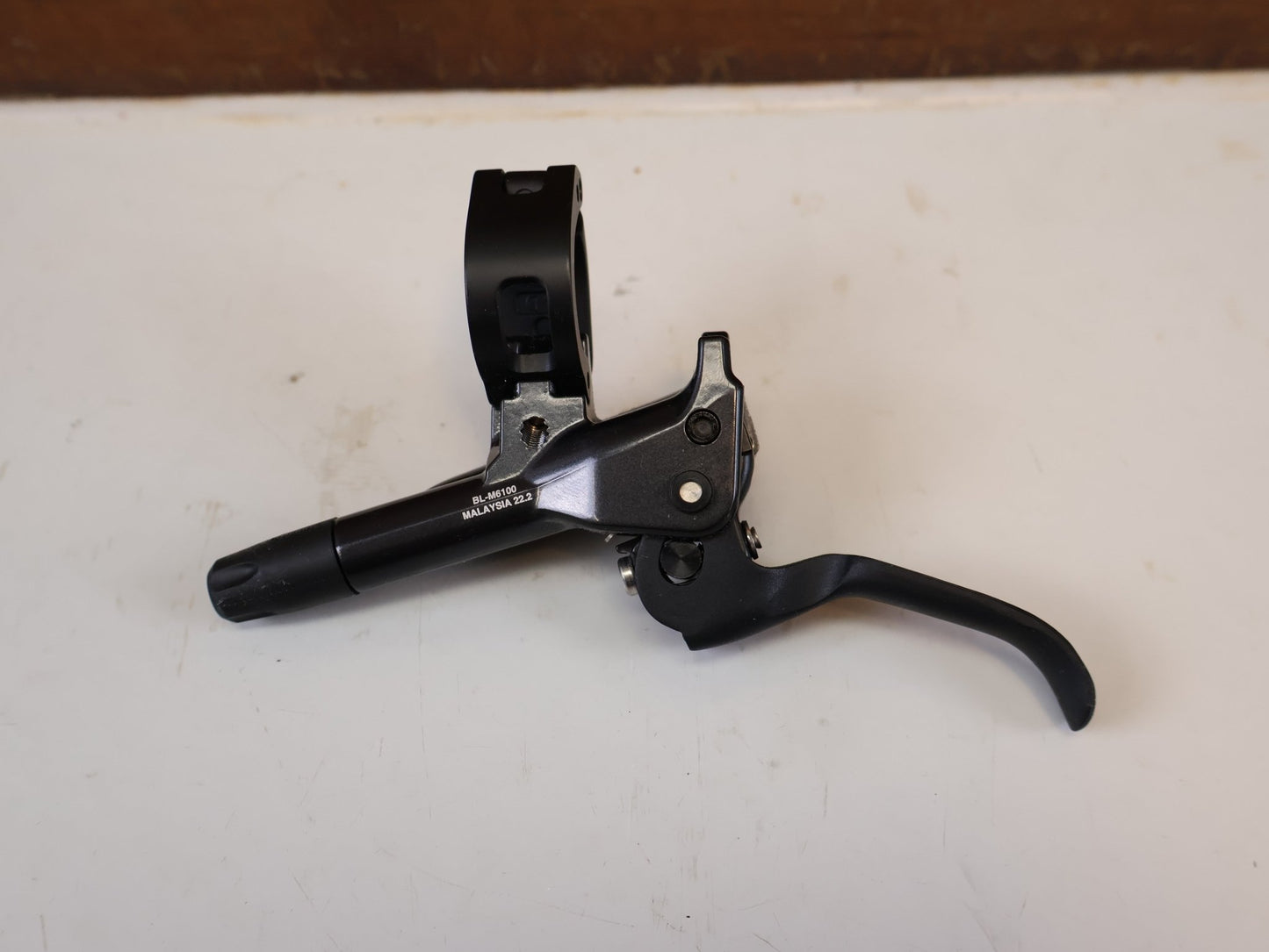Brems-/ Schalthebel von Shimano, SHIMANO DEORE BL M6100 BREMSHEBEL RECHTS SCHWARZ vor USEDBIKES-OB.DE Hintergrund