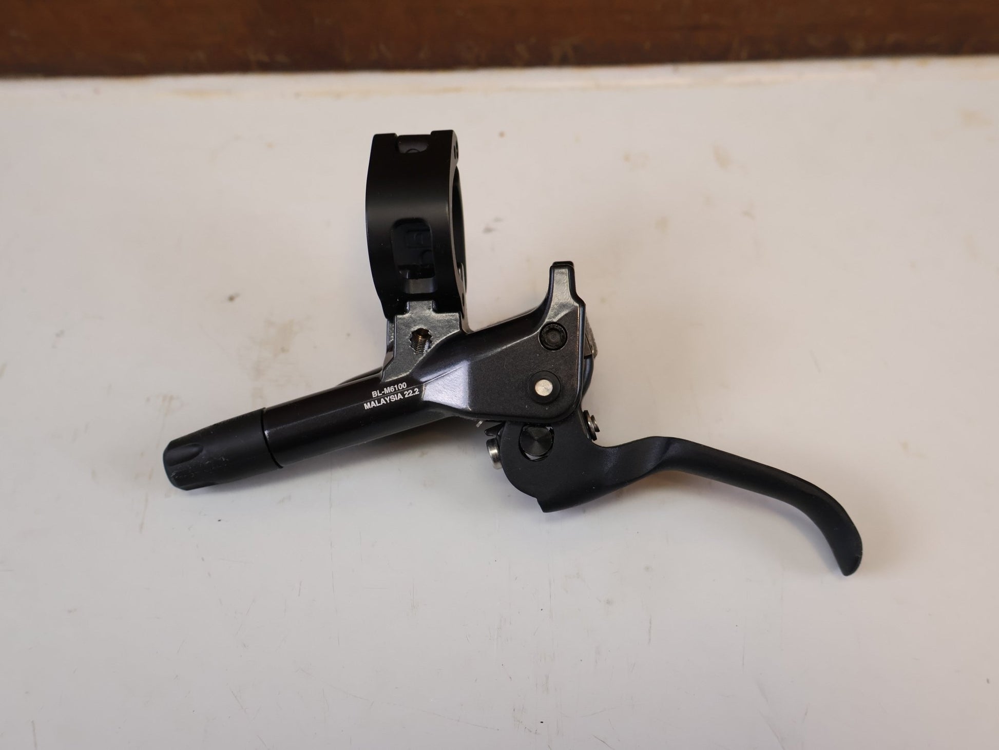 Brems-/ Schalthebel von Shimano, SHIMANO DEORE BL M6100 BREMSHEBEL RECHTS SCHWARZ vor USEDBIKES-OB.DE Hintergrund