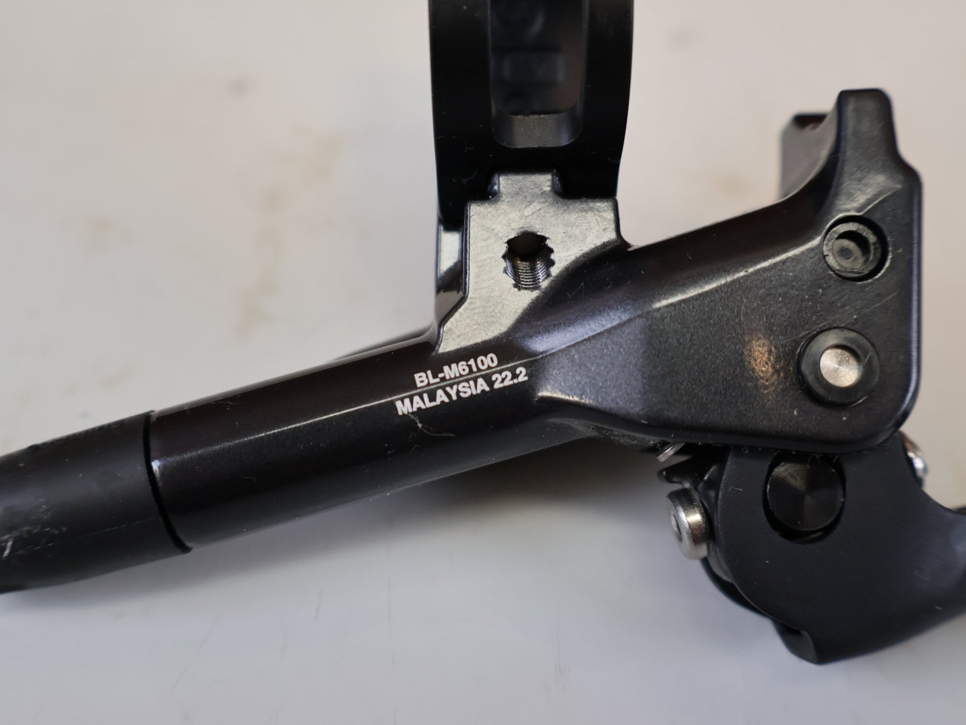 Brems-/ Schalthebel von Shimano, SHIMANO DEORE BL M6100 BREMSHEBEL RECHTS SCHWARZ vor USEDBIKES-OB.DE Hintergrund