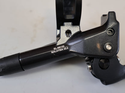 Brems-/ Schalthebel von Shimano, SHIMANO DEORE BL M6100 BREMSHEBEL RECHTS SCHWARZ vor USEDBIKES-OB.DE Hintergrund
