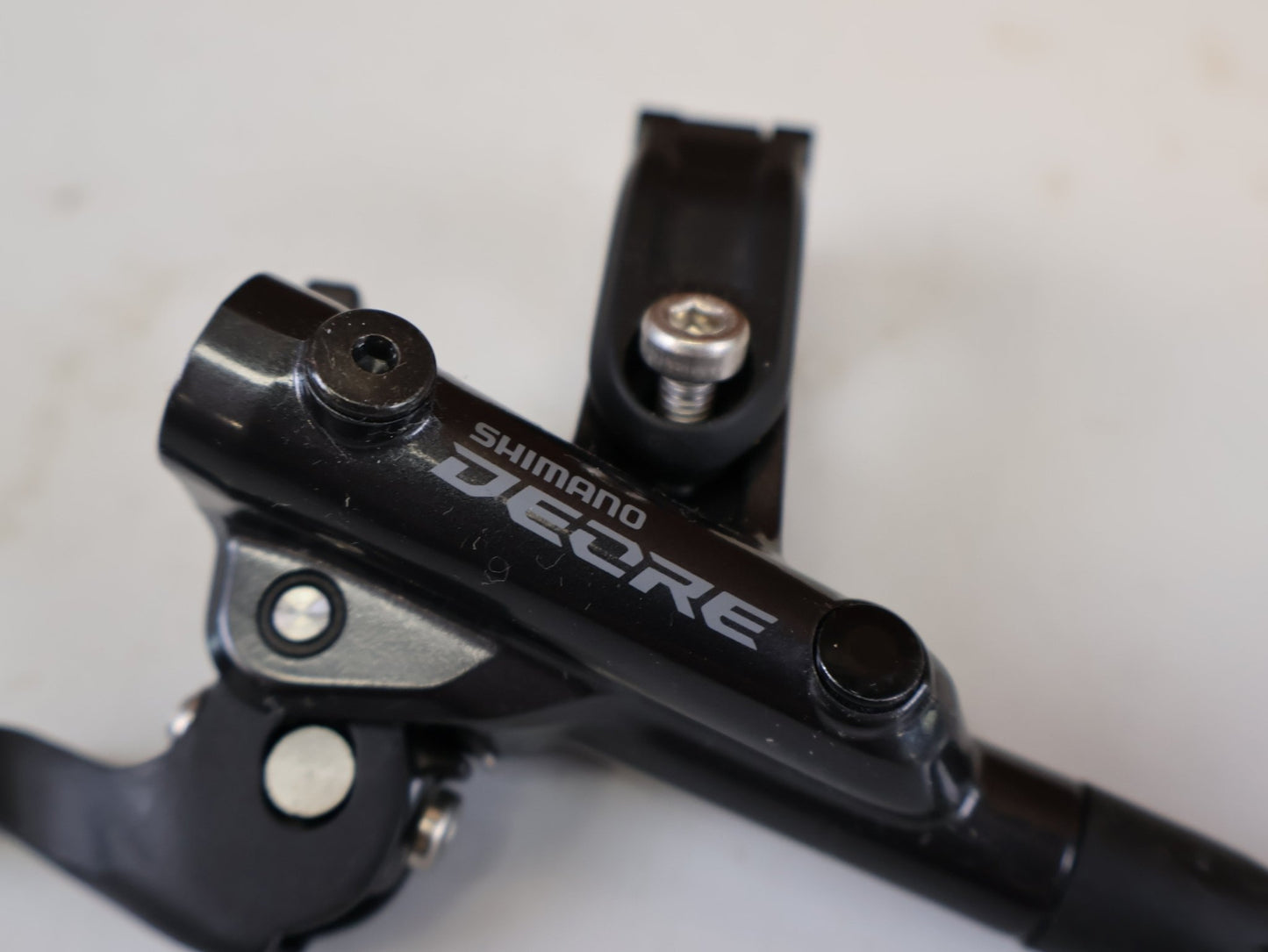 Brems-/ Schalthebel von Shimano, SHIMANO DEORE BL M6100 BREMSHEBEL RECHTS SCHWARZ vor USEDBIKES-OB.DE Hintergrund