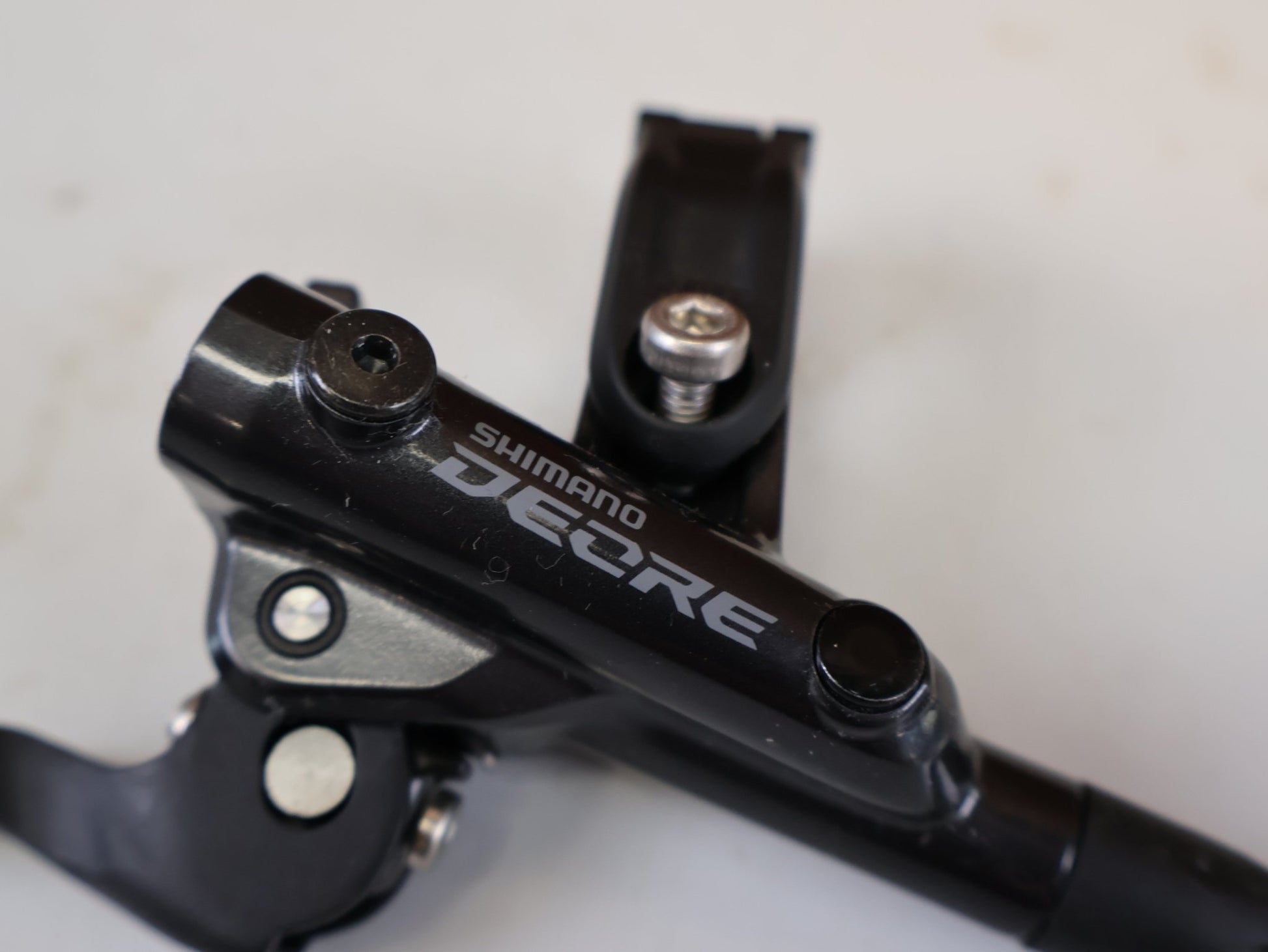 Brems-/ Schalthebel von Shimano, SHIMANO DEORE BL M6100 BREMSHEBEL RECHTS SCHWARZ vor USEDBIKES-OB.DE Hintergrund