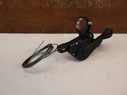 Brems-/ Schalthebel von Shimano, SHIMANO DEORE SL M6100 12 FACH SCHALTHEBEL RECHTS vor USEDBIKES-OB.DE Hintergrund