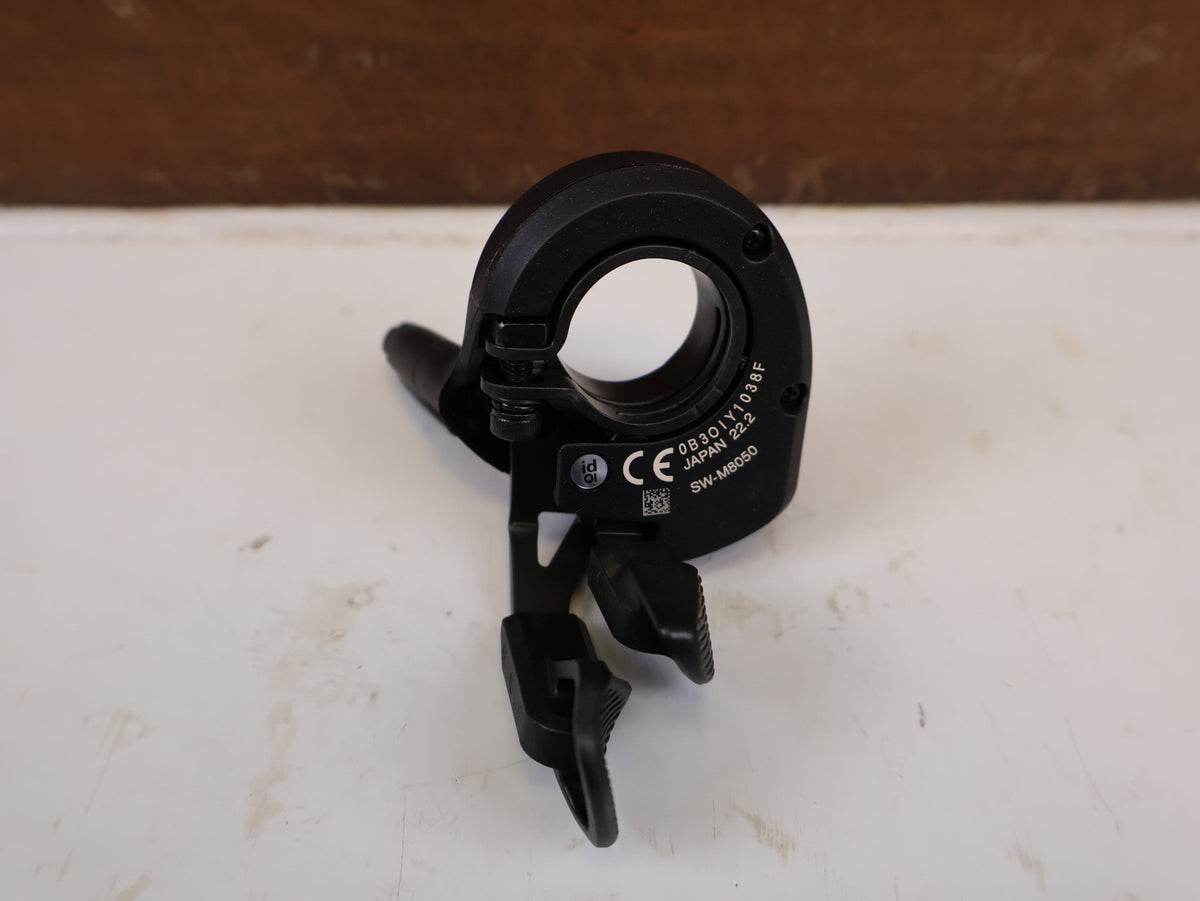 Schaltungsteile von Shimano, SHIMANO DEORE XT DI2 SW M8050 SCHALTHEBEL LINKS vor USEDBIKES-OB.DE Hintergrund