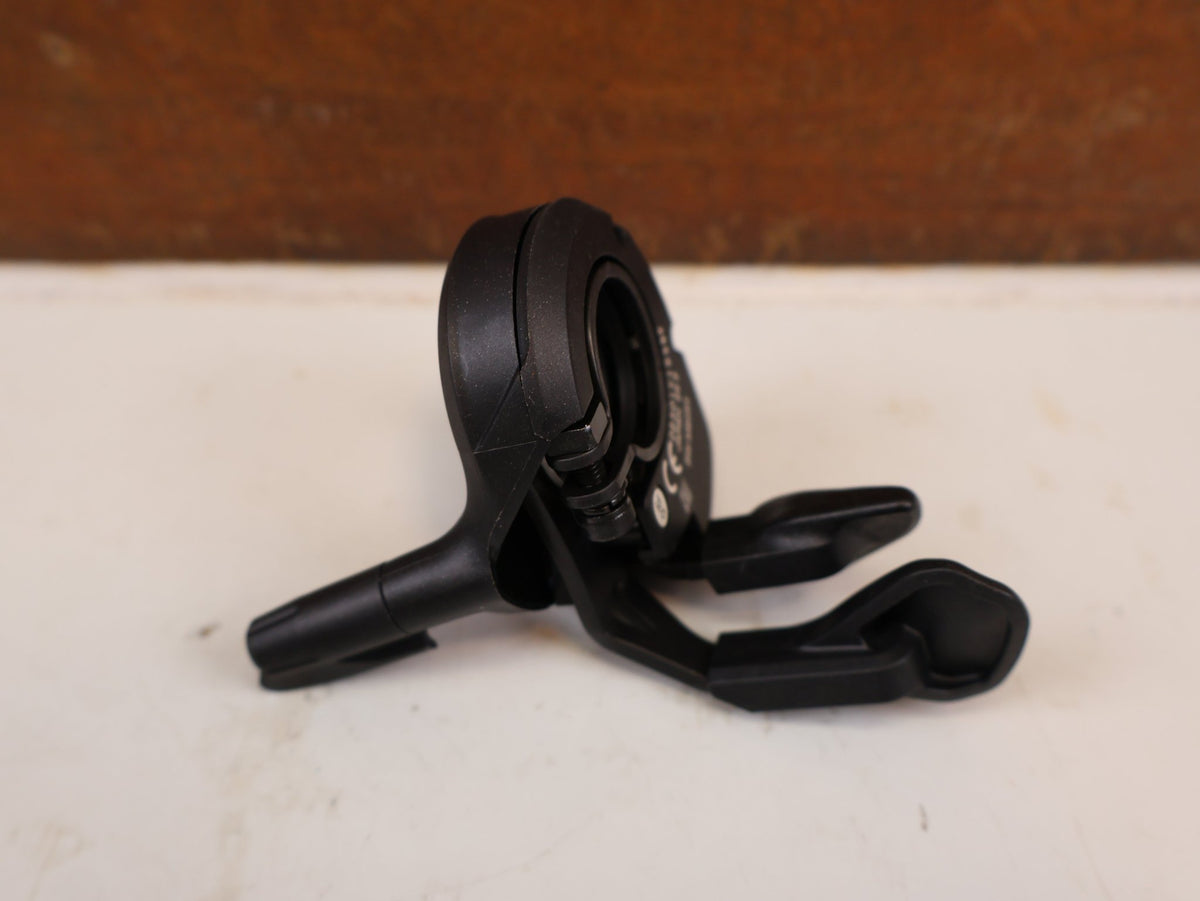 Schaltungsteile von Shimano, SHIMANO DEORE XT DI2 SW M8050 SCHALTHEBEL LINKS vor USEDBIKES-OB.DE Hintergrund