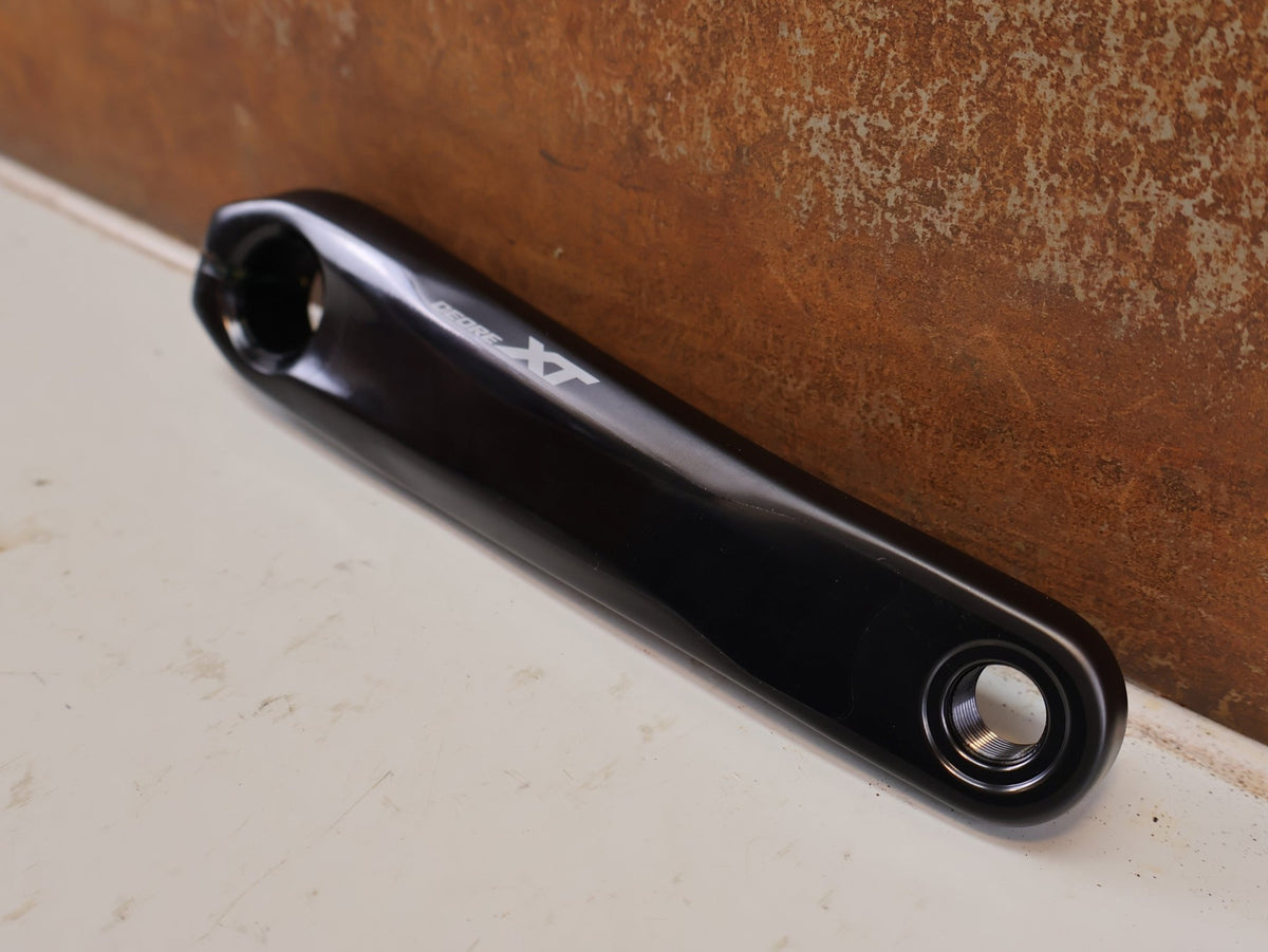 Kurbel von Shimano, SHIMANO DEORE XT FC-M8120-1 KURBEL 170MM 1X12 BOOST vor USEDBIKES-OB.DE Hintergrund