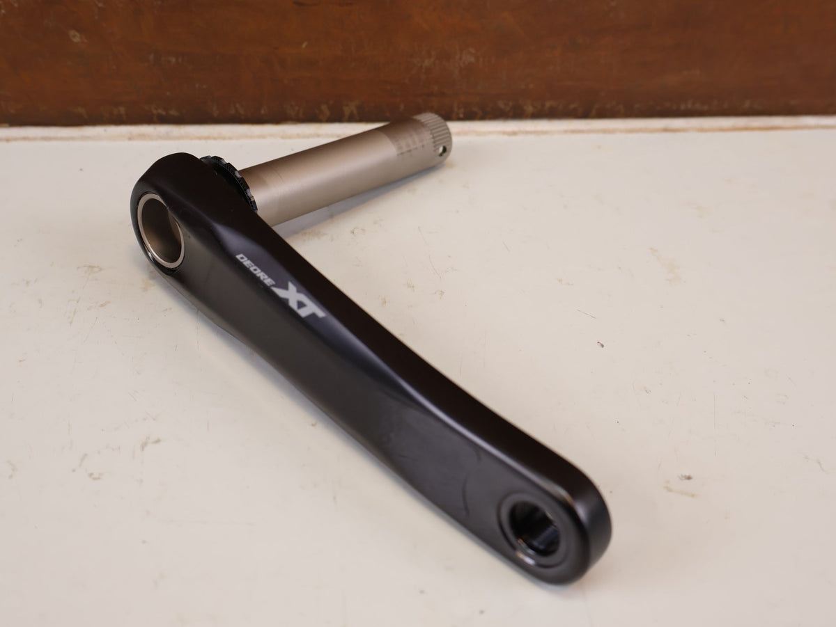 Kurbel von Shimano, SHIMANO DEORE XT FC-M8120-1 KURBEL 170MM 1X12 BOOST vor USEDBIKES-OB.DE Hintergrund
