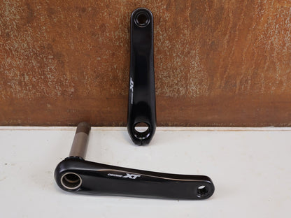 Kurbel von Shimano, SHIMANO DEORE XT FC-M8120-1 KURBEL 170MM 1X12 BOOST vor USEDBIKES-OB.DE Hintergrund