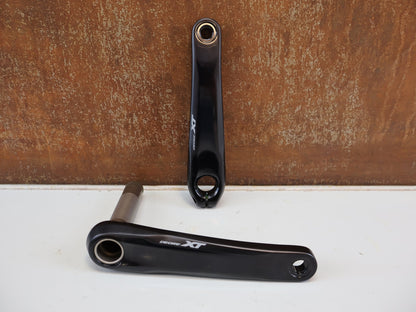 Kurbel von Shimano, SHIMANO DEORE XT FC-M8120-1 / MTB BOOST KURBEL / 1X12 FACH / 175 MM vor USEDBIKES-OB.DE Hintergrund