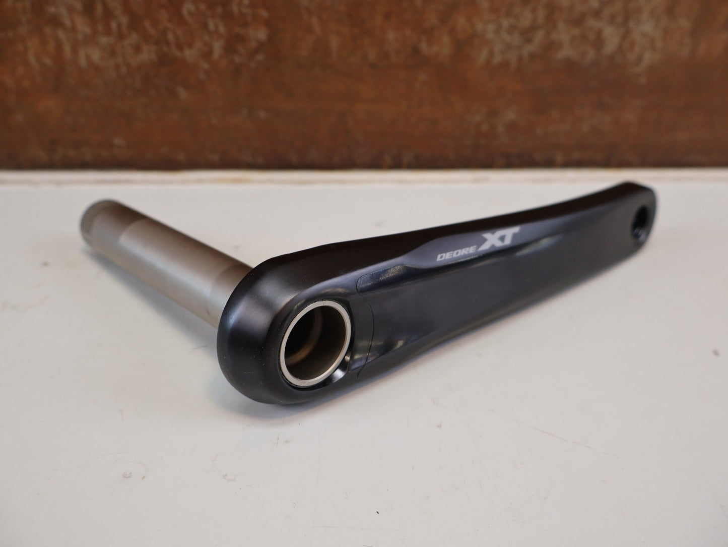 Kurbel von Shimano, SHIMANO DEORE XT FC-M8120-1 / MTB BOOST KURBEL / 1X12 FACH / 175 MM vor USEDBIKES-OB.DE Hintergrund