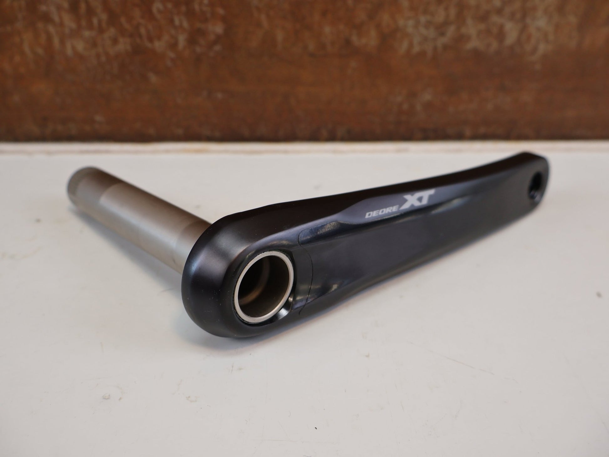 Kurbel von Shimano, SHIMANO DEORE XT FC-M8120-1 / MTB BOOST KURBEL / 1X12 FACH / 175 MM vor USEDBIKES-OB.DE Hintergrund