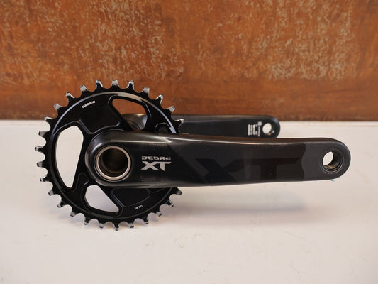 Kurbel von Shimano, SHIMANO DEORE XT FC M8200 KURBEL 170 MM 30T vor USEDBIKES-OB.DE Hintergrund