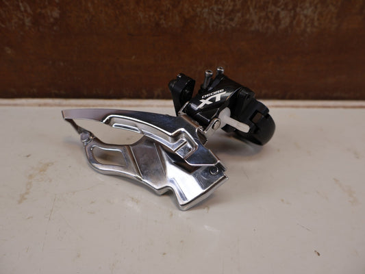Schaltungsteile von Shimano, SHIMANO DEORE XT FD-T8000 UMUMWERFER 3X10 DOWN SWING E-TYPE vor USEDBIKES-OB.DE Hintergrund