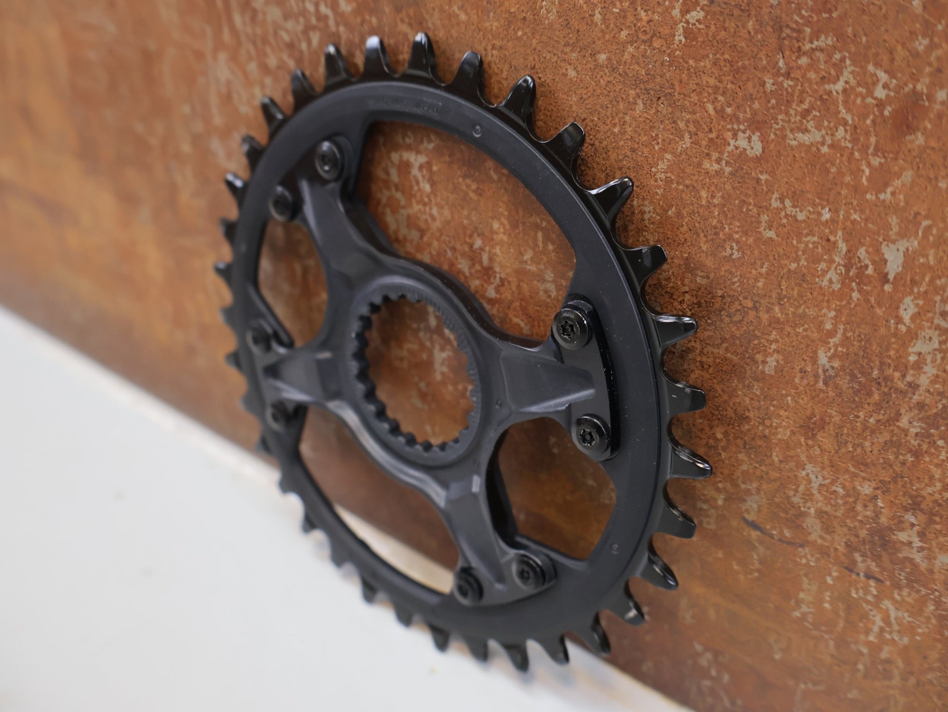 Kettenblatt von Shimano, SHIMANO DEORE XT KETTENBLATT SM-CRM85 / 34 ZÄHNE / 1X12-FACH / DIRECT MOUNT / FC-M8100-1/ M8130-1 vor USEDBIKES-OB.DE Hintergrund