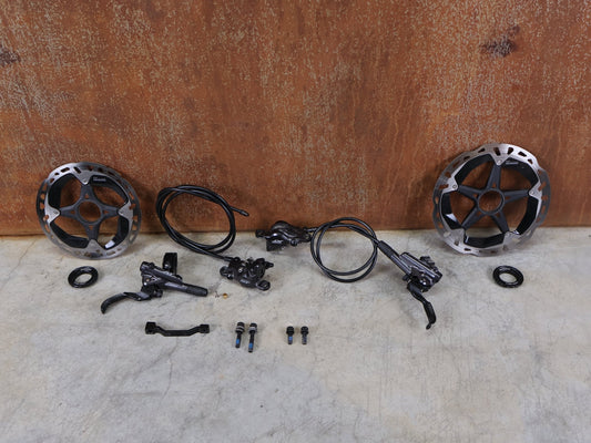 Bremse von Shimano, SHIMANO DEORE XT M8100 BREMSSET / VORNE + HINTEN – BL - M8100 / BR - M8100 – INKL. RT - MT900 180/160 MM vor USEDBIKES - OB.DE Hintergrund