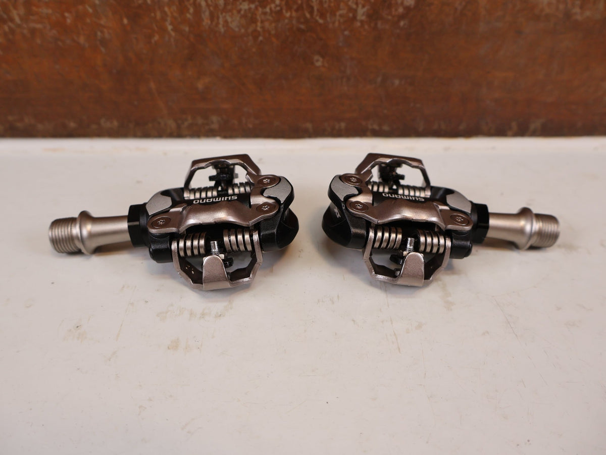 Pedale von Shimano, Shimano Deore XT PD-M8100 SPD Pedale Klickpedale 342g vor USEDBIKES-OB.DE Hintergrund