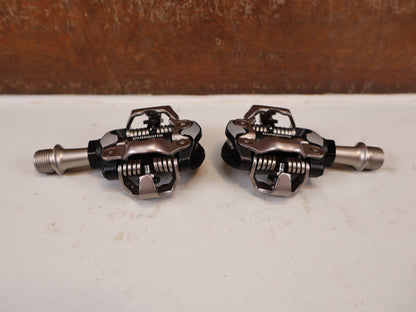 Pedale von Shimano, Shimano Deore XT PD-M8100 SPD Pedale Klickpedale 342g vor USEDBIKES-OB.DE Hintergrund