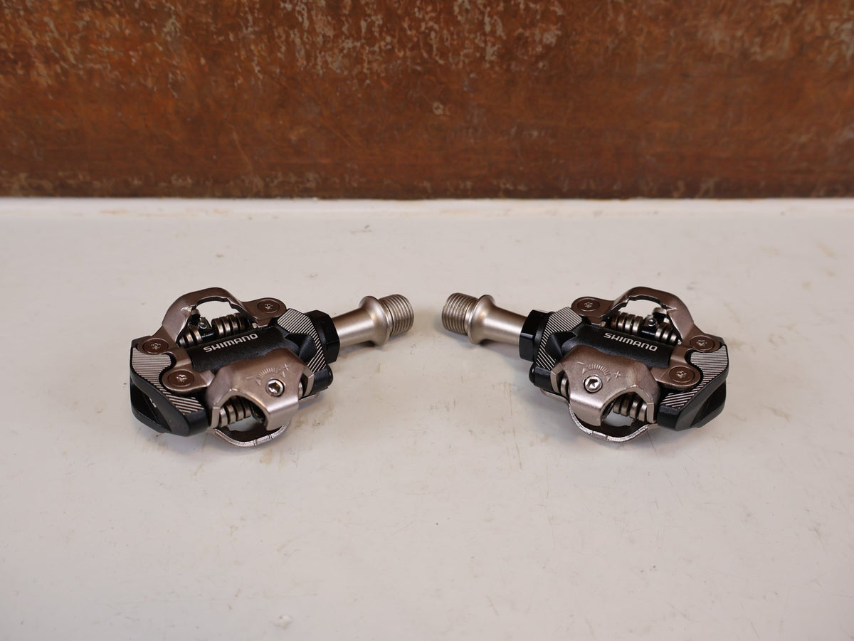 Pedale von Shimano, Shimano Deore XT PD-M8100 SPD Pedale Klickpedale 342g vor USEDBIKES-OB.DE Hintergrund