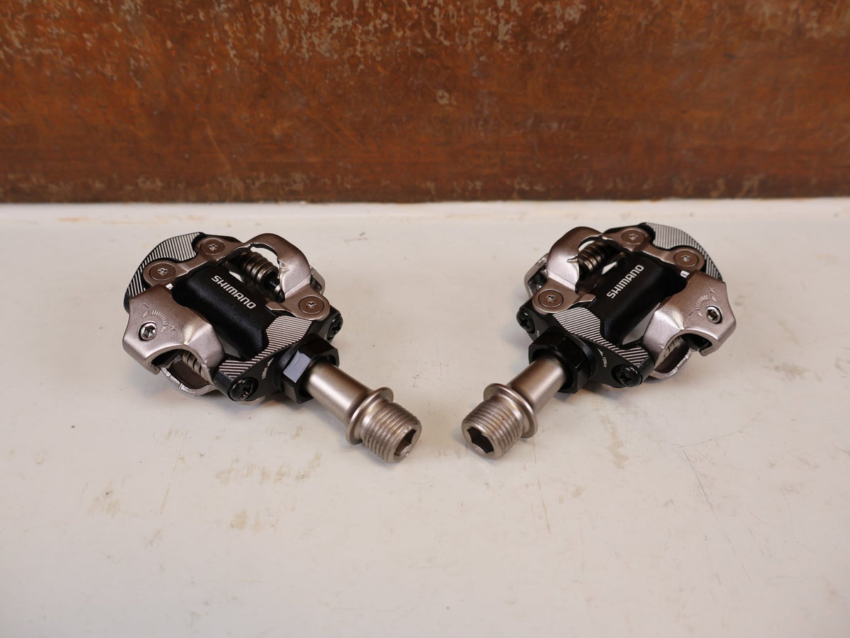 Pedale von Shimano, Shimano Deore XT PD-M8100 SPD Pedale Klickpedale 342g vor USEDBIKES-OB.DE Hintergrund