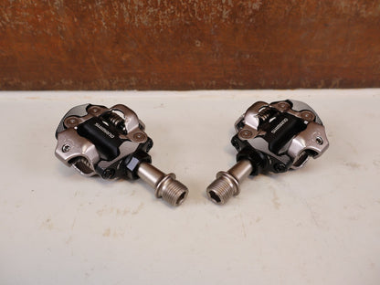 Pedale von Shimano, Shimano Deore XT PD-M8100 SPD Pedale Klickpedale 342g vor USEDBIKES-OB.DE Hintergrund