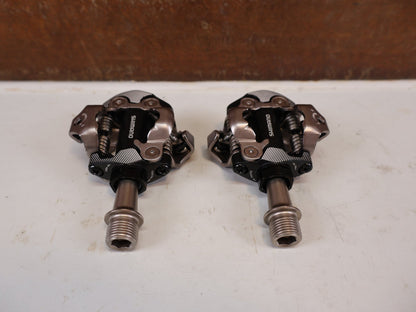 Pedale von Shimano, Shimano Deore XT PD-M8100 SPD Pedale Klickpedale 342g vor USEDBIKES-OB.DE Hintergrund