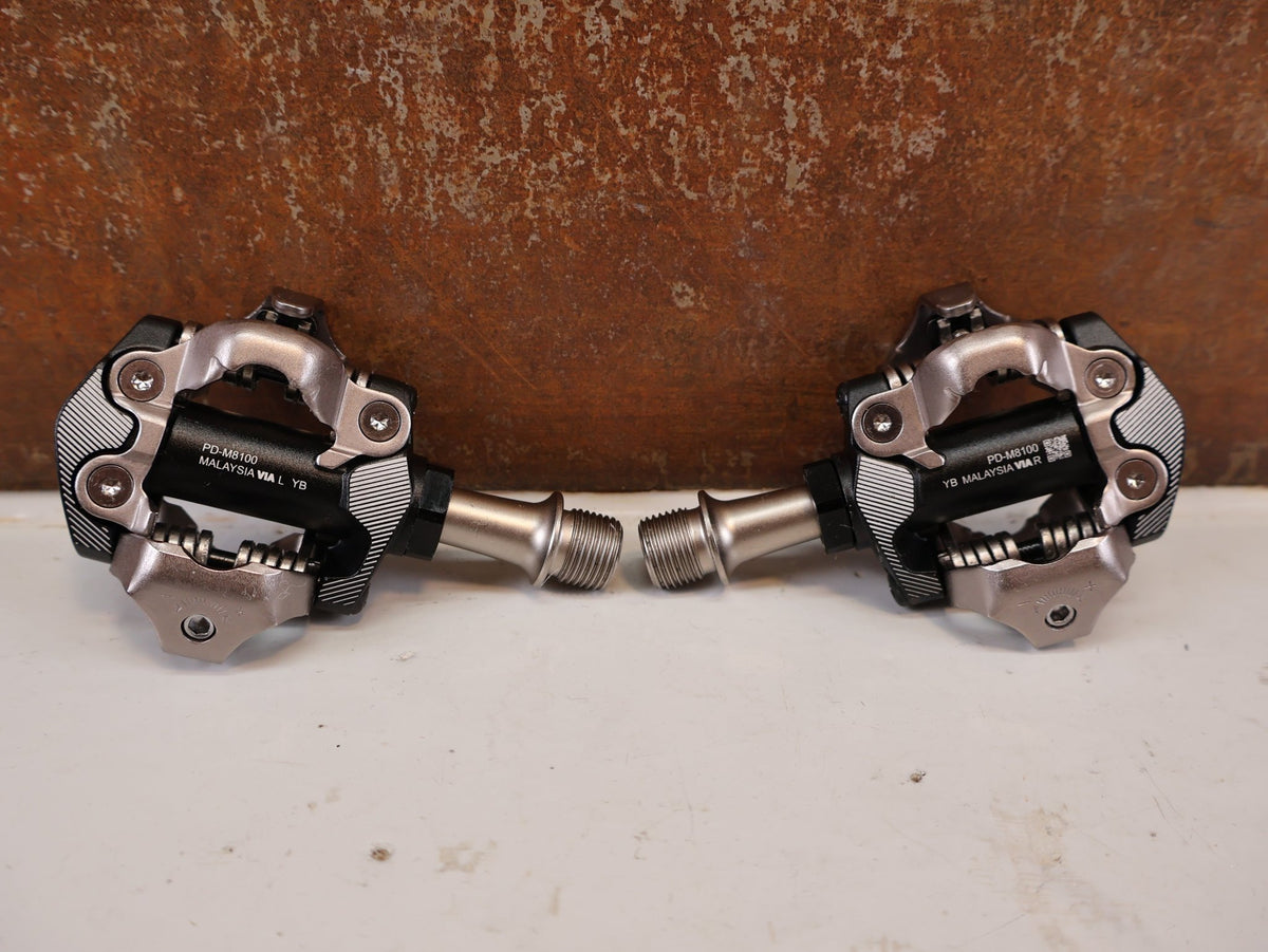 Pedale von Shimano, Shimano Deore XT PD-M8100 SPD Pedale Klickpedale 342g vor USEDBIKES-OB.DE Hintergrund