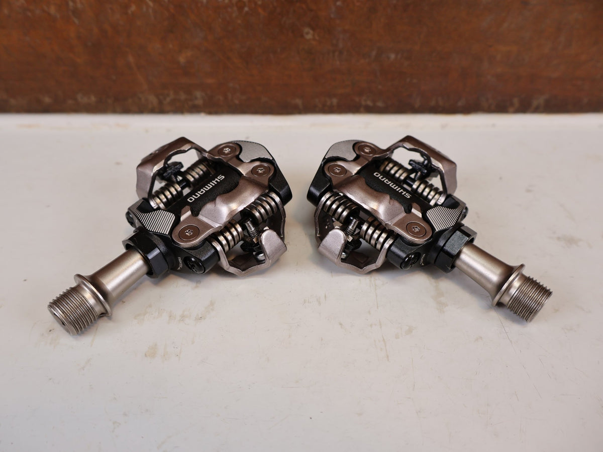 Pedale von Shimano, Shimano Deore XT PD-M8100 SPD Pedale Klickpedale 342g vor USEDBIKES-OB.DE Hintergrund