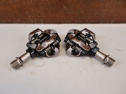 Pedale von Shimano, Shimano Deore XT PD-M8100 SPD Pedale Klickpedale 342g vor USEDBIKES-OB.DE Hintergrund