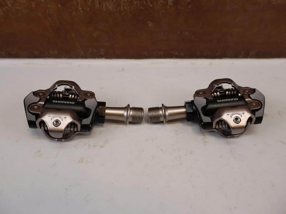 Pedale von Shimano, Shimano Deore XT PD-M8100 SPD Pedale Klickpedale 342g vor USEDBIKES-OB.DE Hintergrund