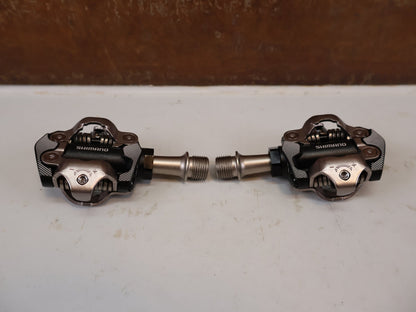 Pedale von Shimano, Shimano Deore XT PD-M8100 SPD Pedale Klickpedale 342g vor USEDBIKES-OB.DE Hintergrund
