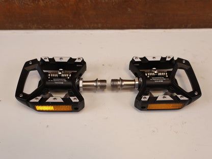 Pedale von Shimano, SHIMANO DEORE XT PD T8000 TREKKING SPD PEDALE vor USEDBIKES-OB.DE Hintergrund
