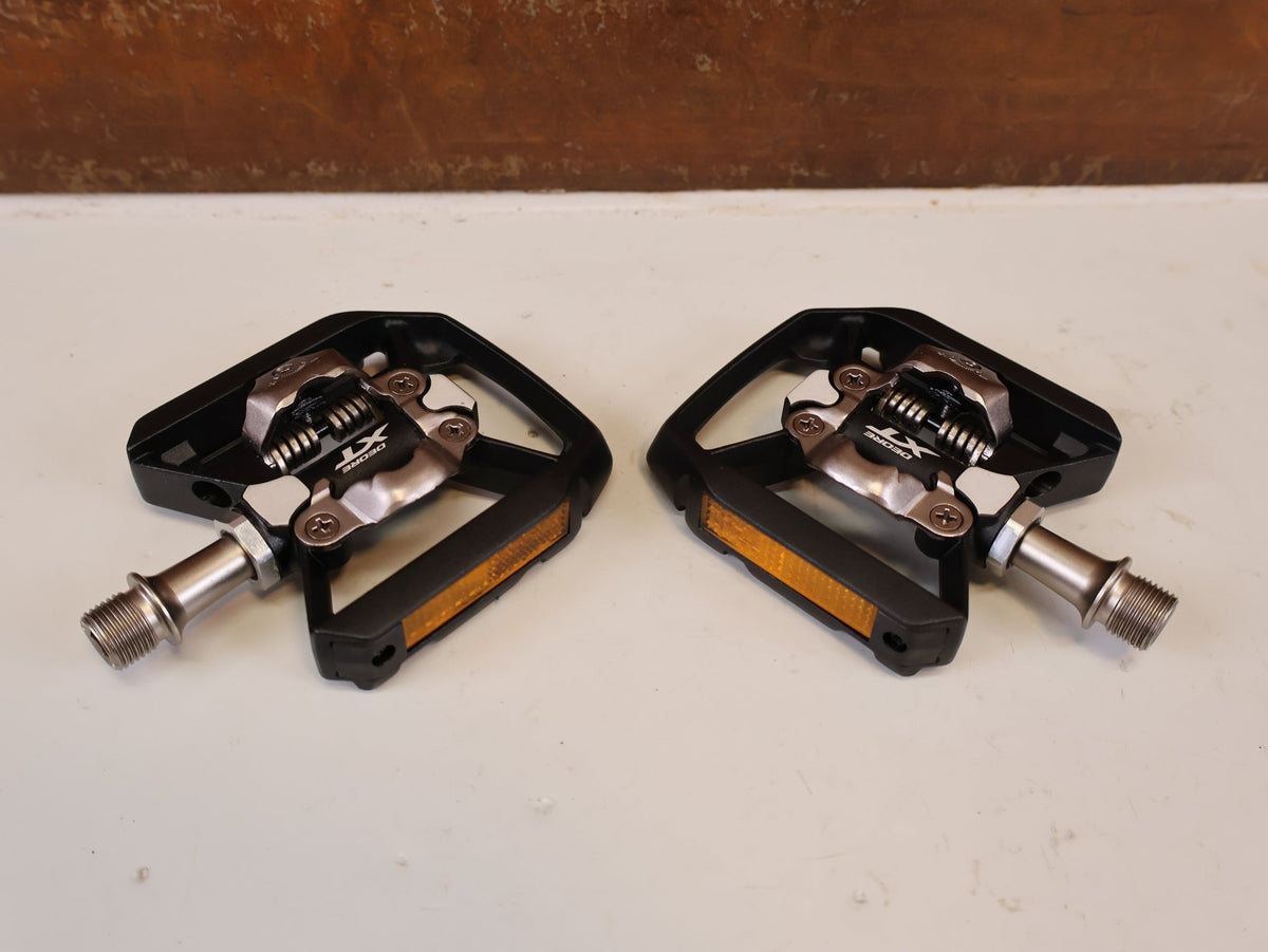Pedale von Shimano, SHIMANO DEORE XT PD T8000 TREKKING SPD PEDALE vor USEDBIKES-OB.DE Hintergrund