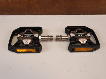 Pedale von Shimano, SHIMANO DEORE XT PD T8000 TREKKING SPD PEDALE vor USEDBIKES-OB.DE Hintergrund
