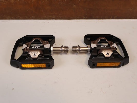 Pedale von Shimano, SHIMANO DEORE XT PD T8000 TREKKING SPD PEDALE vor USEDBIKES-OB.DE Hintergrund