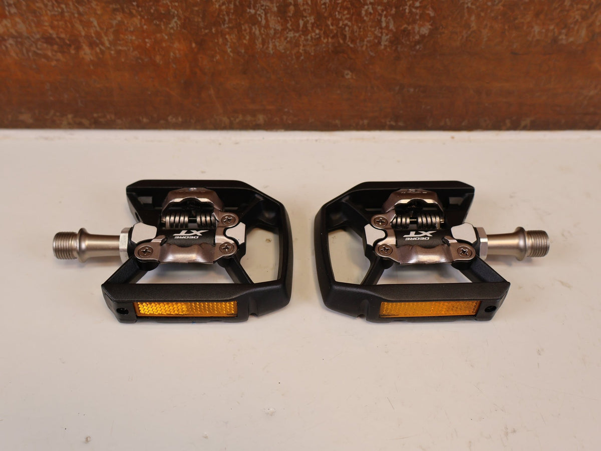 Pedale von Shimano, SHIMANO DEORE XT PD T8000 TREKKING SPD PEDALE vor USEDBIKES-OB.DE Hintergrund