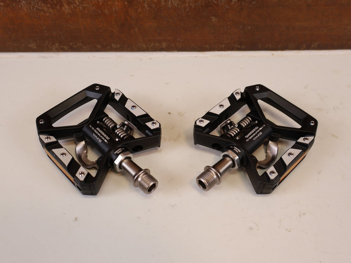 Pedale von Shimano, SHIMANO DEORE XT PD T8000 TREKKING SPD PEDALE vor USEDBIKES-OB.DE Hintergrund