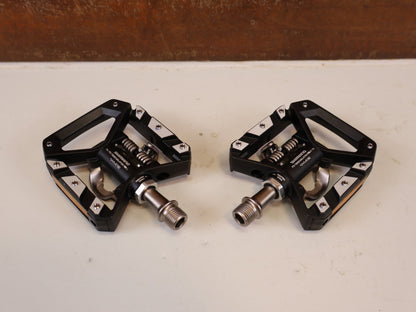 Pedale von Shimano, SHIMANO DEORE XT PD T8000 TREKKING SPD PEDALE vor USEDBIKES-OB.DE Hintergrund
