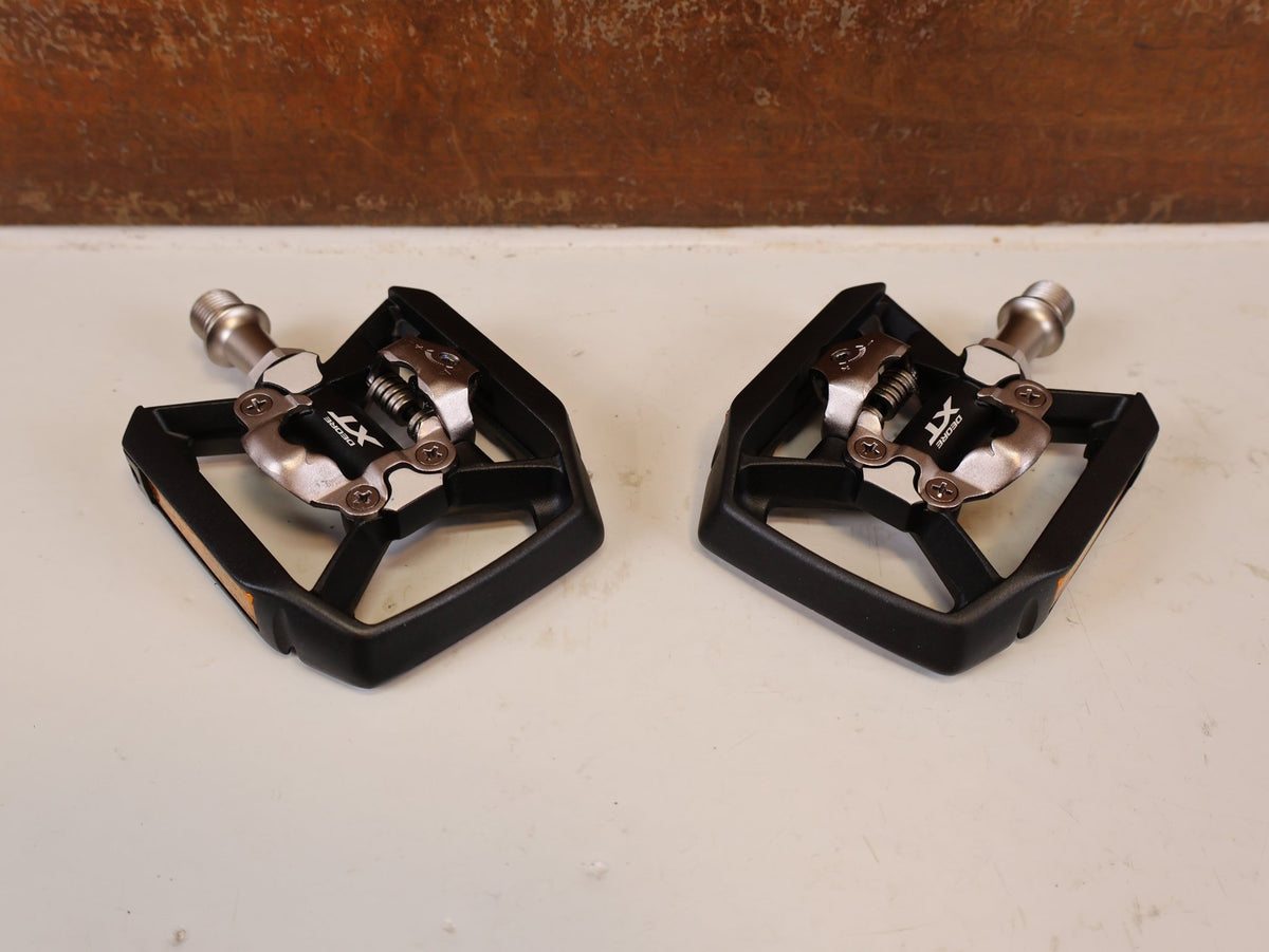 Pedale von Shimano, SHIMANO DEORE XT PD T8000 TREKKING SPD PEDALE vor USEDBIKES-OB.DE Hintergrund