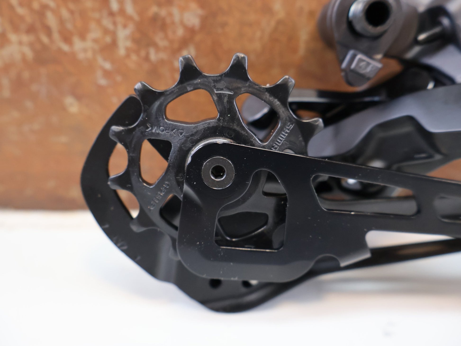Schaltungsteile von Shimano, SHIMANO DEORE XT RD-M8120 / SCHALTWERK / 2X12-FACH / LONG CAGE vor USEDBIKES-OB.DE Hintergrund
