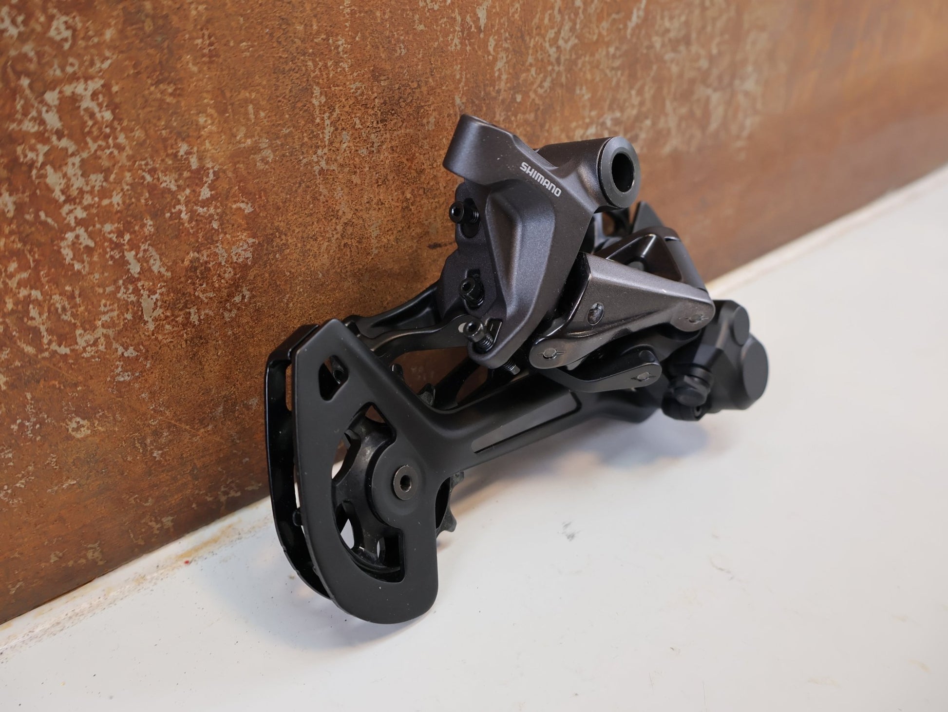 Schaltungsteile von Shimano, SHIMANO DEORE XT RD-M8120 / SCHALTWERK / 2X12-FACH / LONG CAGE vor USEDBIKES-OB.DE Hintergrund