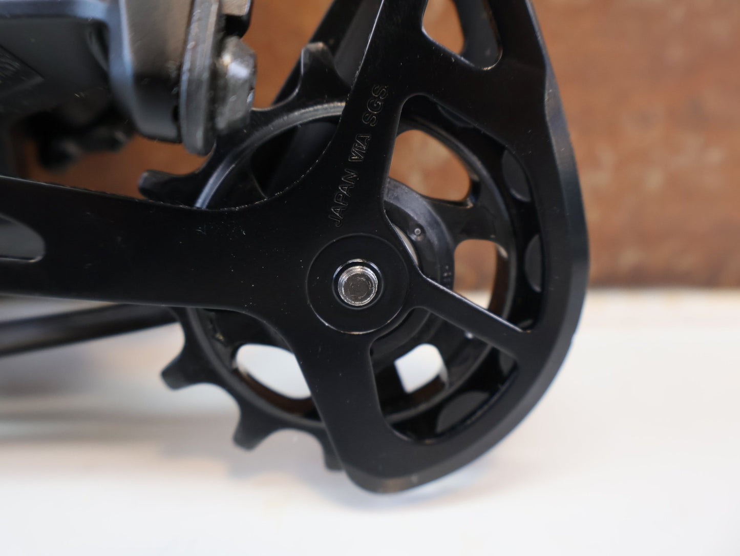 Schaltungsteile von Shimano, SHIMANO DEORE XT RD-M8120 / SCHALTWERK / 2X12-FACH / LONG CAGE vor USEDBIKES-OB.DE Hintergrund