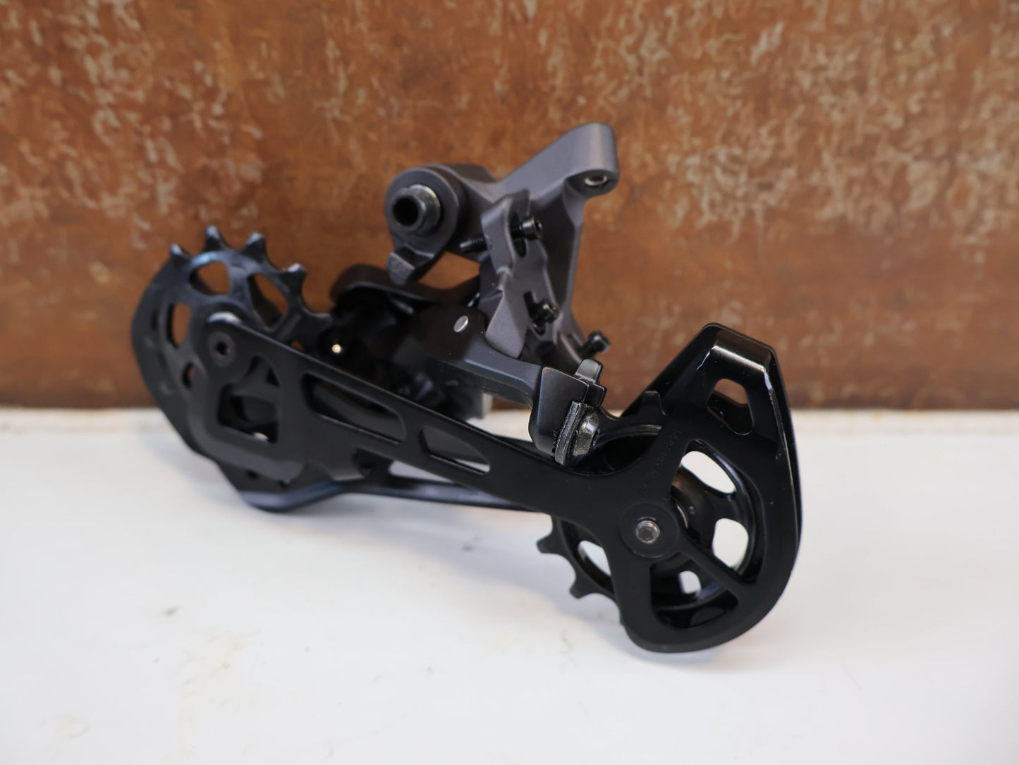 Schaltungsteile von Shimano, SHIMANO DEORE XT RD-M8120 / SCHALTWERK / 2X12-FACH / LONG CAGE vor USEDBIKES-OB.DE Hintergrund