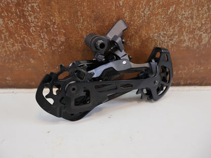 Schaltungsteile von Shimano, SHIMANO DEORE XT RD-M8120 / SCHALTWERK / 2X12-FACH / LONG CAGE vor USEDBIKES-OB.DE Hintergrund