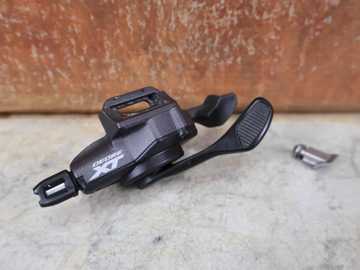 Schaltungsteile von Shimano, SHIMANO DEORE XT SL - M8100 I - SPEC EV SCHALTHEBEL 12 FACH vor USEDBIKES - OB.DE Hintergrund