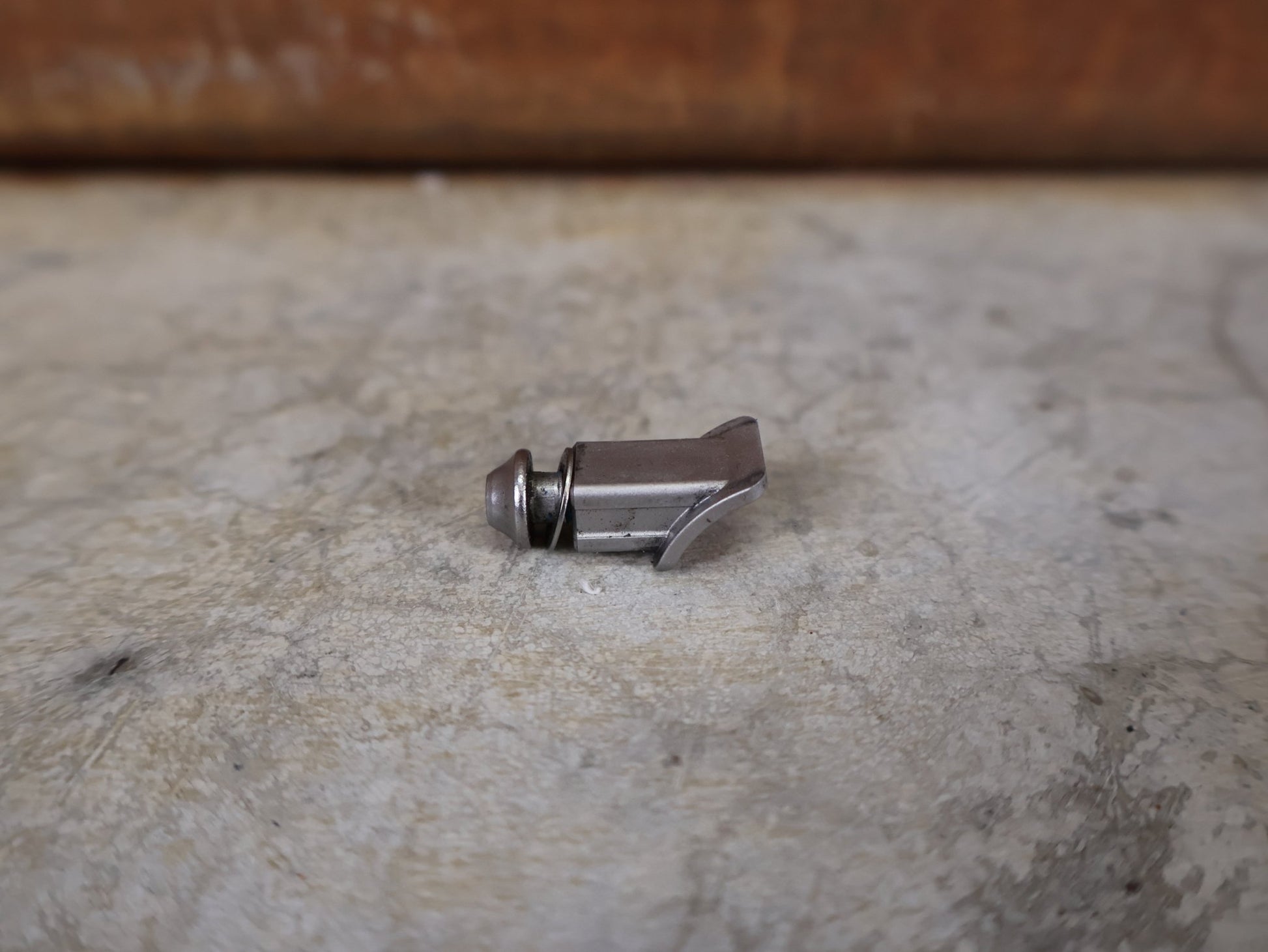 Schaltungsteile von Shimano, SHIMANO DEORE XT SL - M8100 I - SPEC EV SCHALTHEBEL 12 FACH vor USEDBIKES - OB.DE Hintergrund