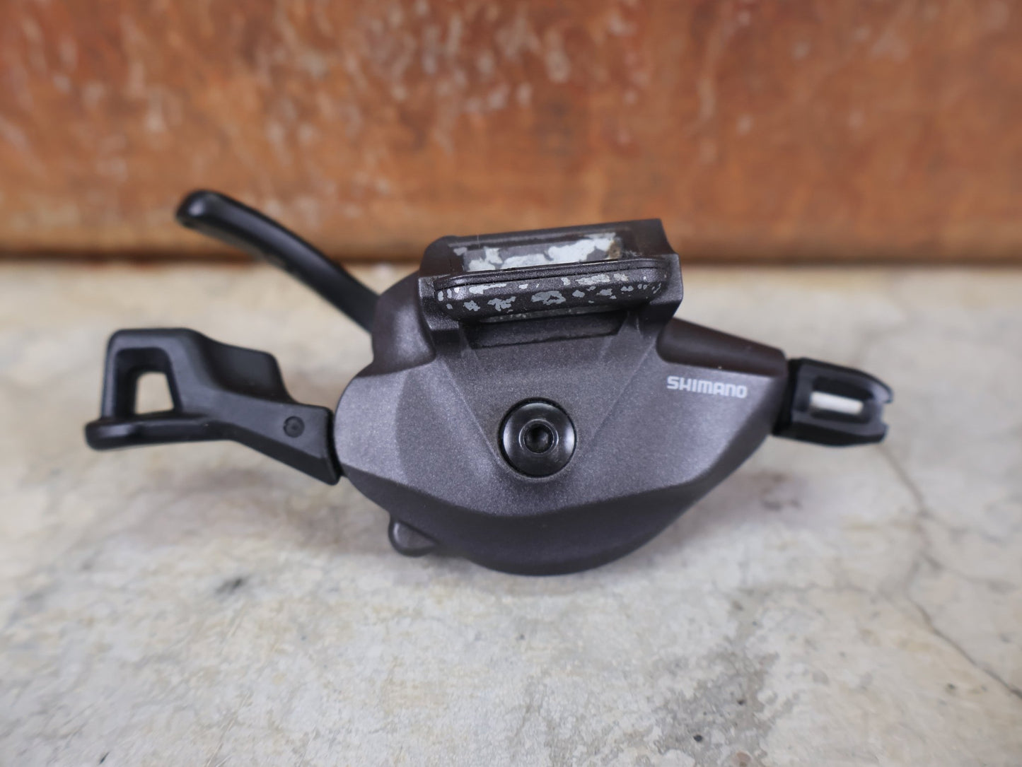 Schaltungsteile von Shimano, SHIMANO DEORE XT SL - M8100 I - SPEC EV SCHALTHEBEL 12 FACH vor USEDBIKES - OB.DE Hintergrund