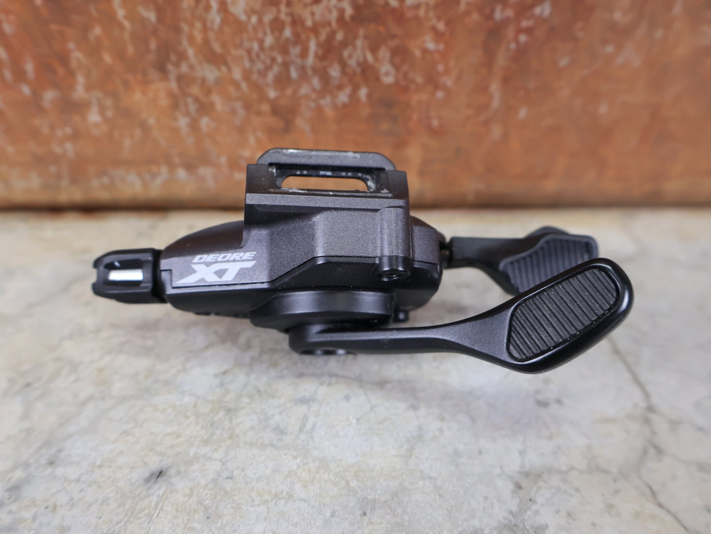 Schaltungsteile von Shimano, SHIMANO DEORE XT SL - M8100 I - SPEC EV SCHALTHEBEL 12 FACH vor USEDBIKES - OB.DE Hintergrund