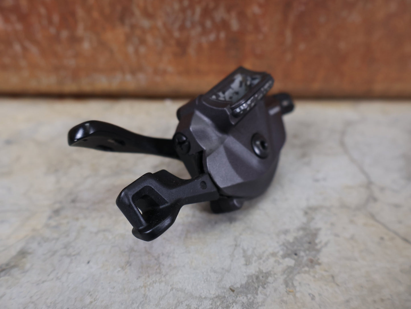 Schaltungsteile von Shimano, SHIMANO DEORE XT SL - M8100 I - SPEC EV SCHALTHEBEL 12 FACH vor USEDBIKES - OB.DE Hintergrund