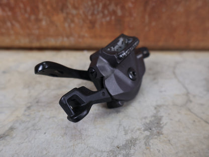 Schaltungsteile von Shimano, SHIMANO DEORE XT SL - M8100 I - SPEC EV SCHALTHEBEL 12 FACH vor USEDBIKES - OB.DE Hintergrund