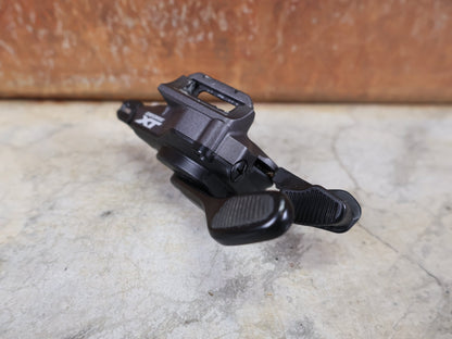 Schaltungsteile von Shimano, SHIMANO DEORE XT SL - M8100 I - SPEC EV SCHALTHEBEL 12 FACH vor USEDBIKES - OB.DE Hintergrund